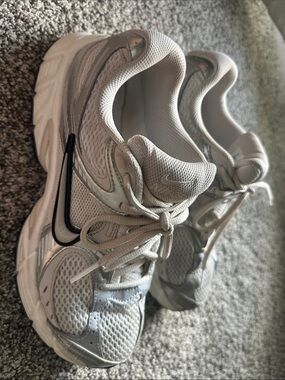 Nike v5 RNR women’s size 9